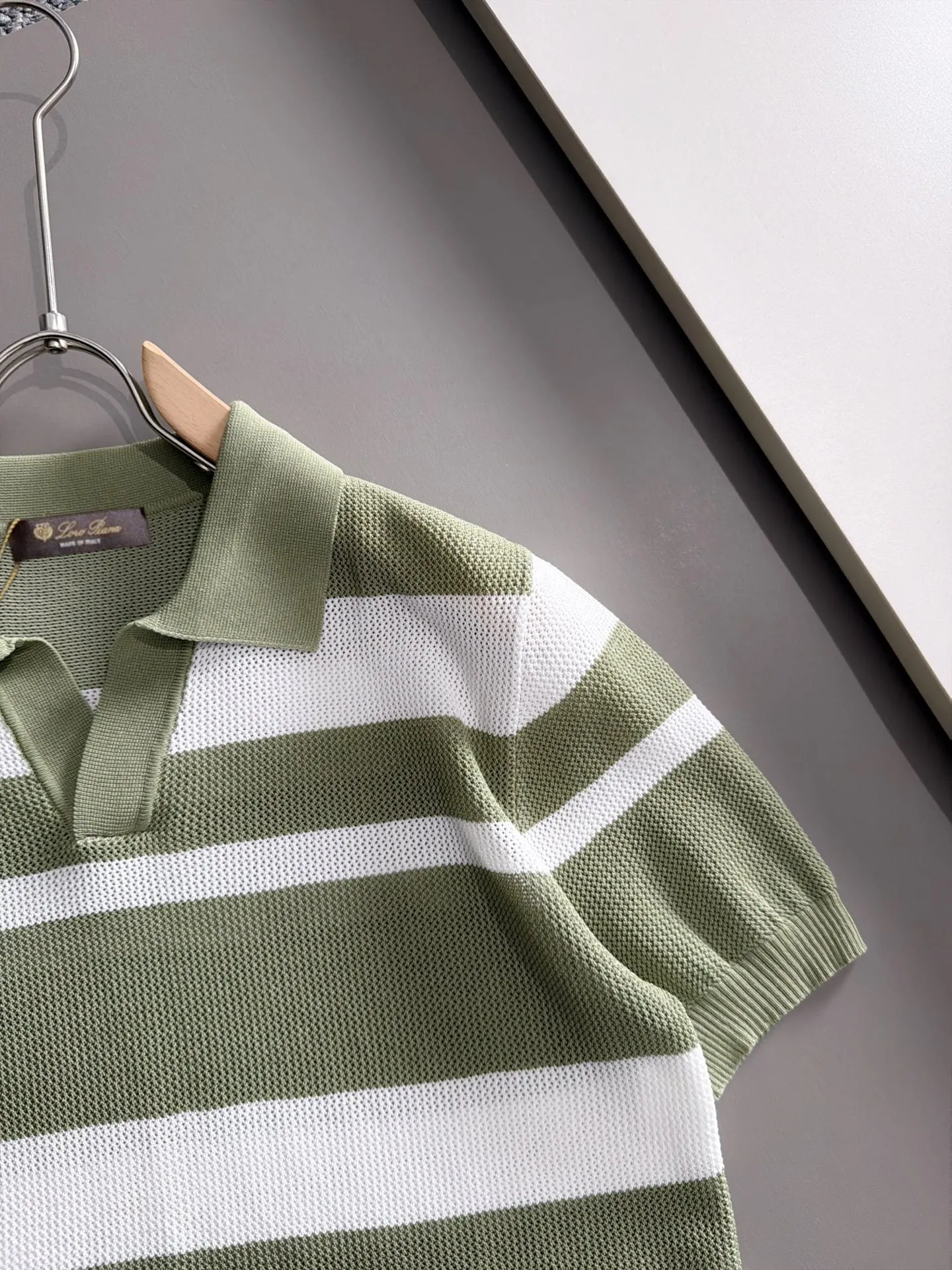 LP high quality Loro Piana 26ss New Arrival men's short-sleeved T-shirt. Made of combed cotton yarn knitted cotton fabric, no pressure when entering and exiting the counter. Exclusive control of raw materials. It feels substantial when weighed, and the upper body is more textured than ordinary T-shirts. This texture can handle the weather easily and is suitable for both hot and cold! Loose fit design, looks noble. The only correct version is available Size: M to 3XL